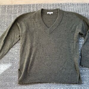 Madewell women’s  Olive Green V-Neck Sweater wool sz m